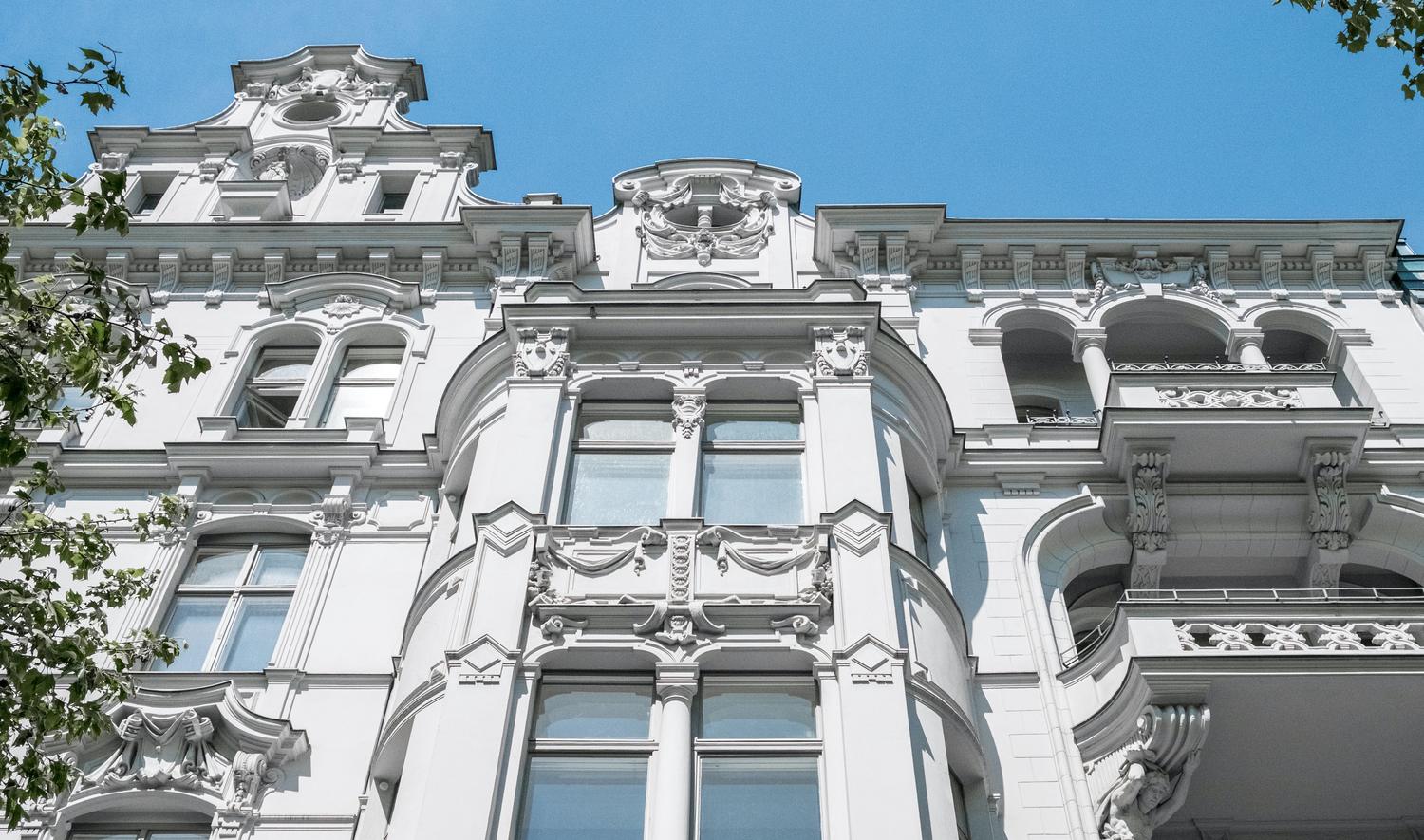 Detailaufnahme einer historischen Münchner Altbaufassade