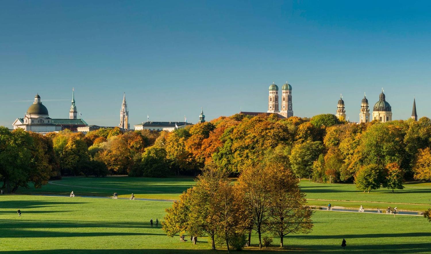 Panorama der Münchner Altstadt mit Frauenkirche im Herbst